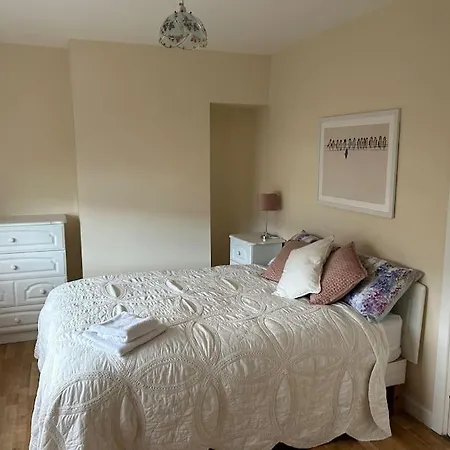 3-bedroom Town House In Center Of *